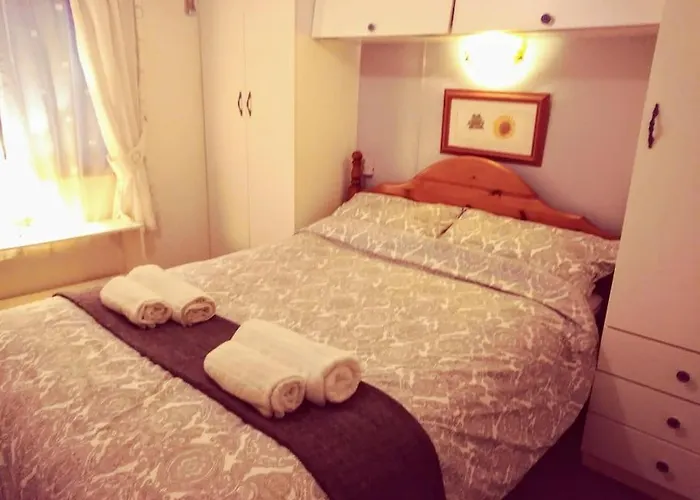 Anne\'S Lodge Caerberis Holiday Park, Dog Friendly